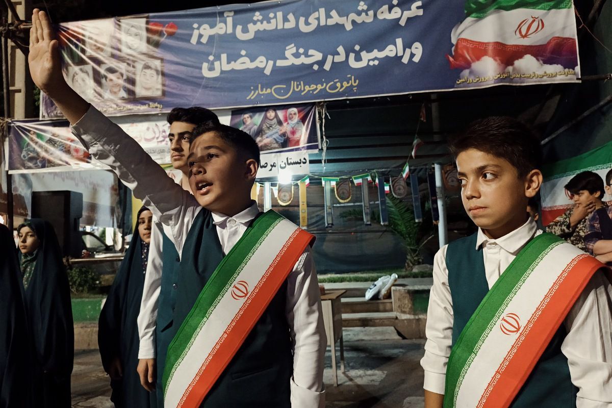 اجتماع پرشور دانش‌آموزان دبستان پسرانه مرصاد۱ در غرفه شهدای دانش آموز ورامین 