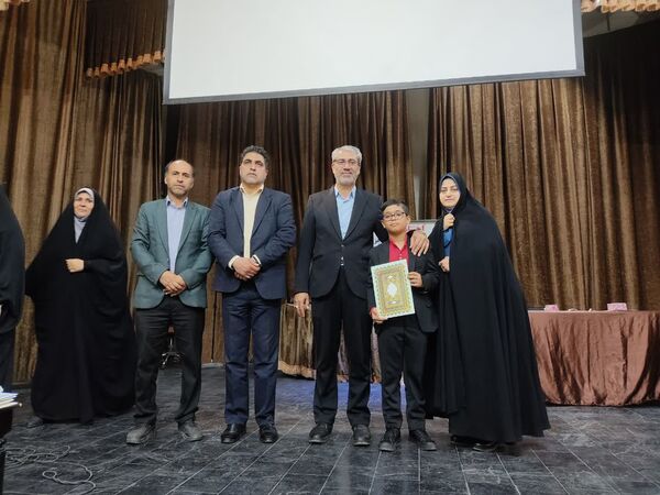 جلوه‌های معنوی اختتامیه مسابقات قرآنی دارالقرآن تسنیم کاشان