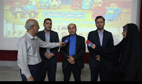 تجلیل از برگزیدگان دانش‌آموزی مسابقات فرهنگی و هنری جشنواره هما شهرستان دشتستان 