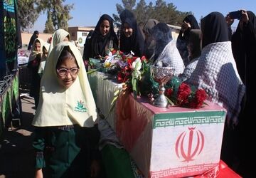 استقبال از پیکر شهید گمنام در دبستان دخترانه شاهد کرمان