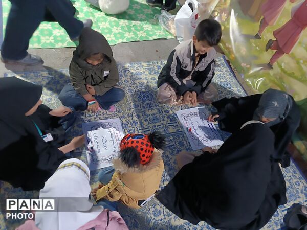 غوغای دانش‌آموزان در استقبال از موکبِ «فرزندانِ سردار سلیمانی»