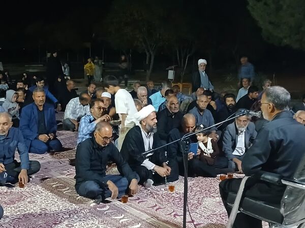 مراسم شبی با شهدا در محل گلزار شهدای روستای بزنجرد شهرستان خلیل‌آباد