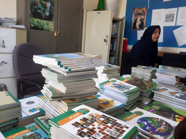 آغاز توزیع کتاب‌های درسی در مدرسه خدیجه کبری زاغه