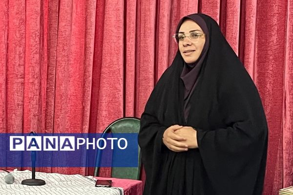 برپایی نماز جماعت همراه با بزرگداشت و تجلیل از مقام‌آوران دانش‌آموزی مدرسه نمونه دولتی ارشاد