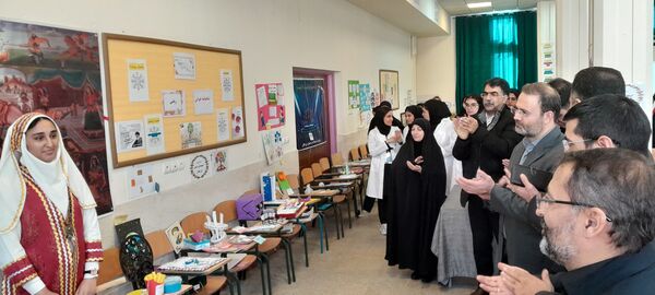 افتتاحیه نمایشگاه پژوهشی و فناورانه دبیران و دانش‌آموزان شهرستان ملارد در دبیرستان فرزانگان استعداد درخشان