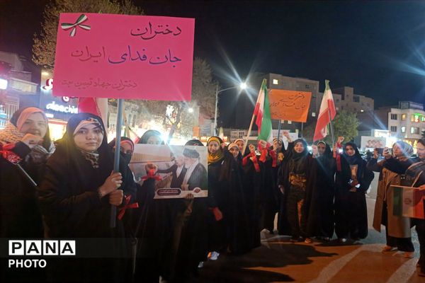 حضور دانش‌آموزان و نوجوانان در راهپیمایی شبانه اردبیل