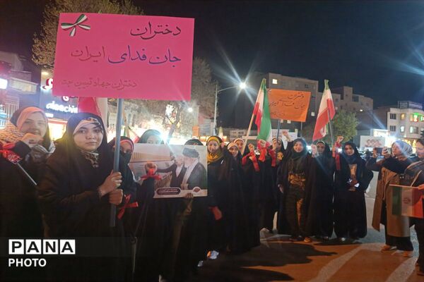 حضور دانش‌آموزان و نوجوانان در راهپیمایی شبانه اردبیل