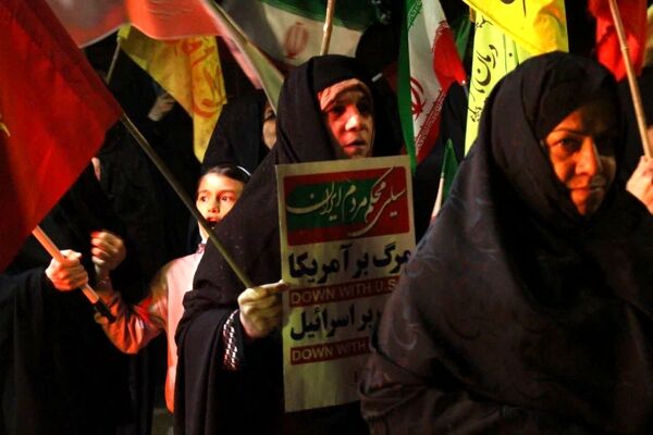 مردم در تداوم تجمعات شبانه وفاداری خود را اعلام کردند