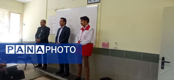 کلاس آموزشی هلال احمر در دبیرستان نمونه آیت الله خامنه ای