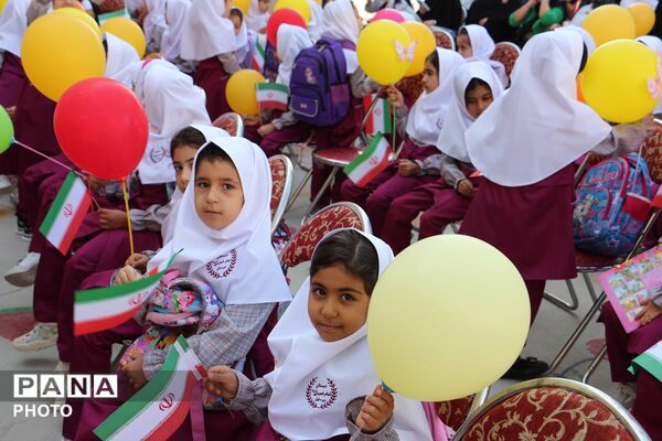 جشن شکوفه‌ها در بجنورد با نواخته‌شدن زنگ مهر و آغاز سال تحصیلی کلاس اولی‌ها