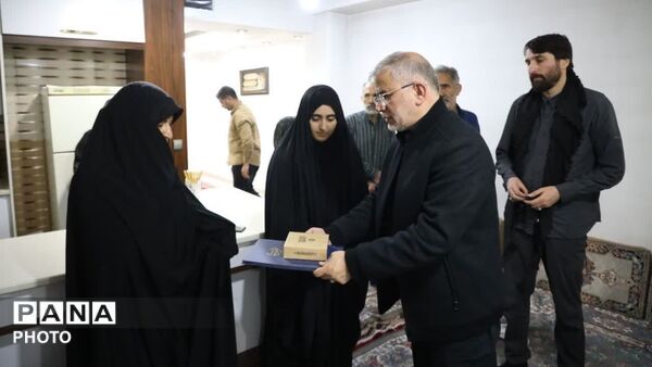 دیدار استاندار البرز و نماینده رئیس مجلس شورای اسلامی با خانواده معظم شهدا