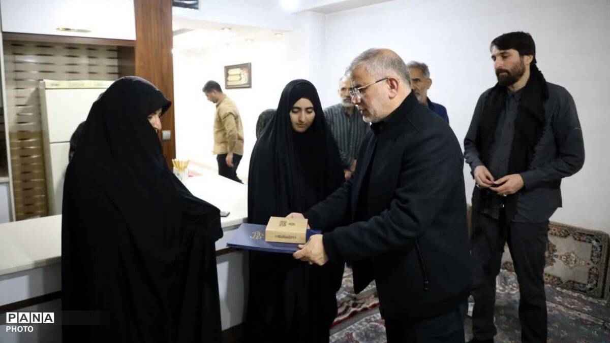 دیدار استاندار البرز و نماینده رئیس مجلس شورای اسلامی با خانواده معظم شهدا