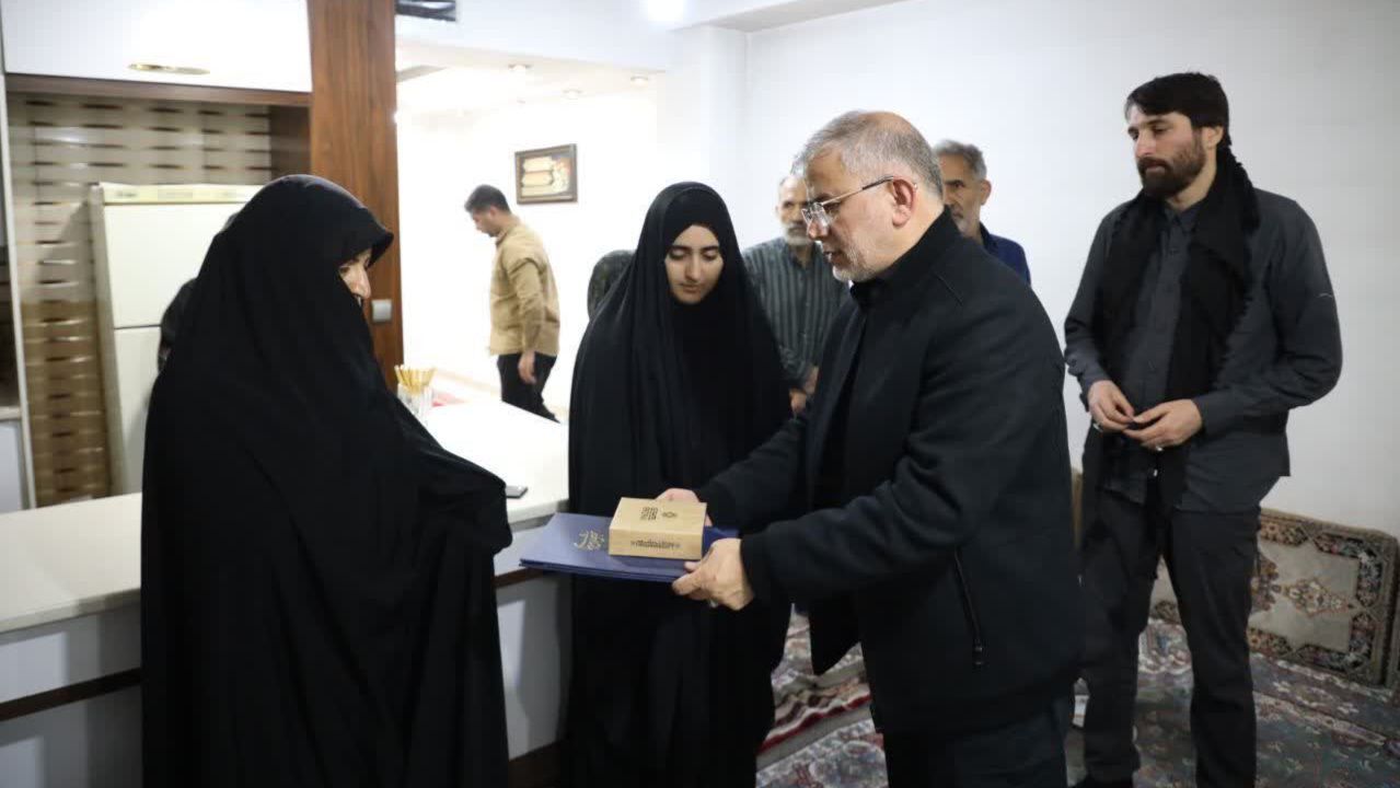 دیدار استاندار البرز و نماینده رئیس مجلس شورای اسلامی با خانواده معظم شهدا