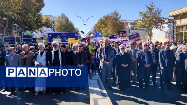 حضور پرشور نوجوانان و خانواده‌ها در سیزده آبان تجدید پیمان با انقلاب