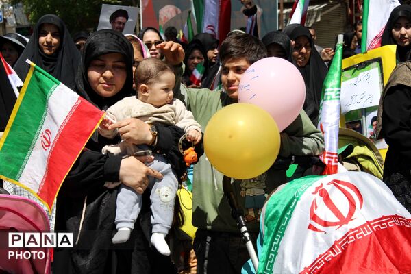 رژه‌ی کالسکه سواران در مسیر اربعین از فلکه ایران تا مسجد جامع