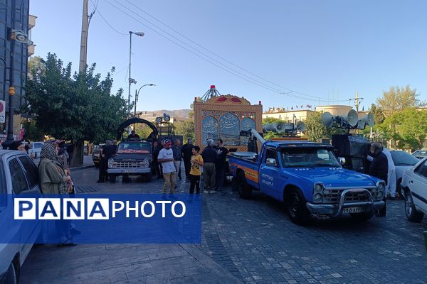 پیاده‌روی زائران کاروان پیاده هیات محبان الرضا (ع) شهرستان فیروزآباد در شیراز