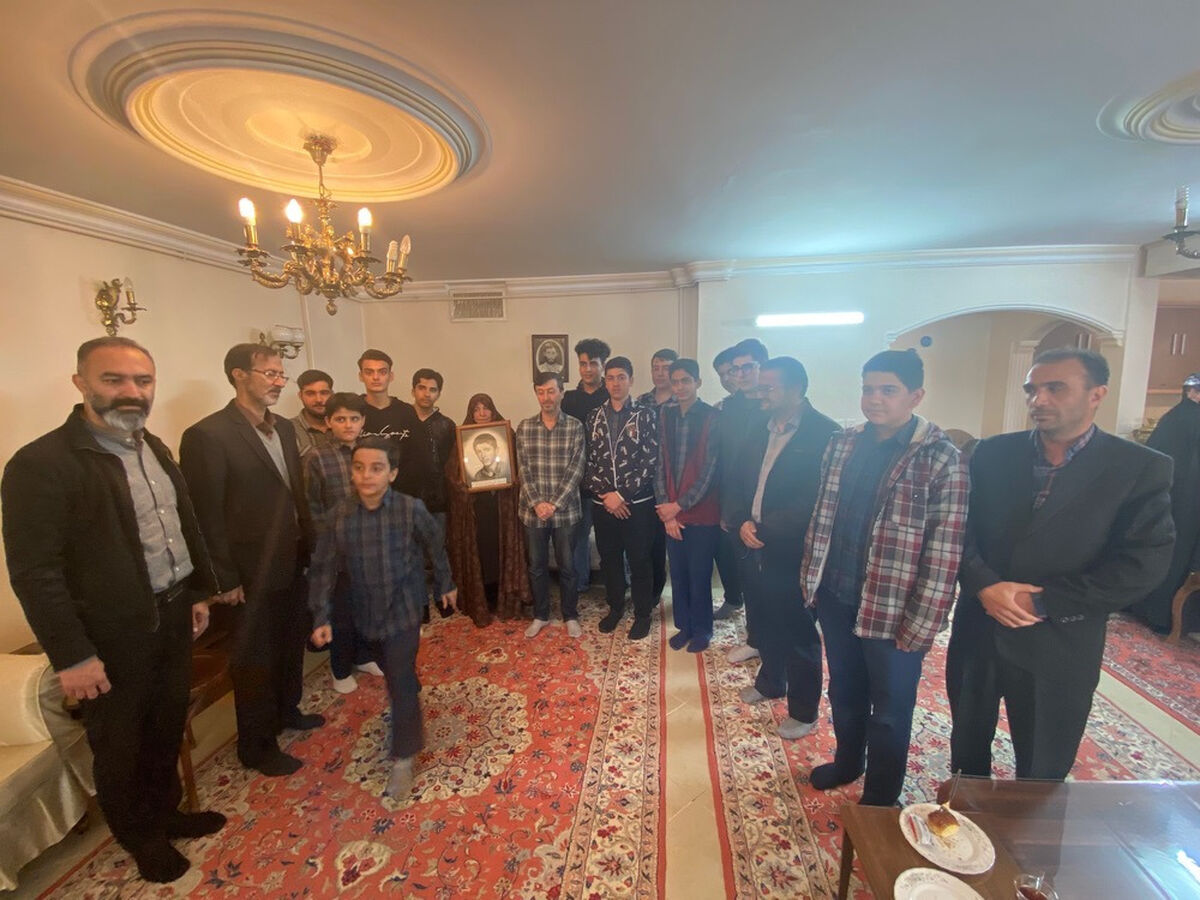 دانش آموزان همدانی به دیدار از خانواده شهدا رفتند