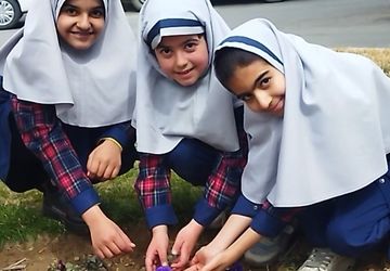 کاشت نهال در روز درختکاری توسط دانش‌آموزان دبستان شهید احمدی اصفهان