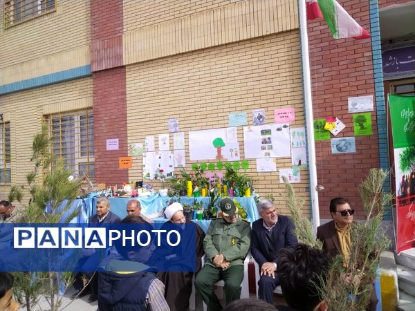 روز درختکاری و روز آموزش همگانی حفظ محیط زیست در مدرسه پویندگان فرهنگ شهرستان خلیل آباد 
