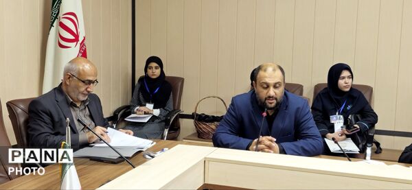 نشست هماهنگی دانش‌آموزان نخبه عکاس استان البرز با موضوعیت پویش «باید برخاست» 