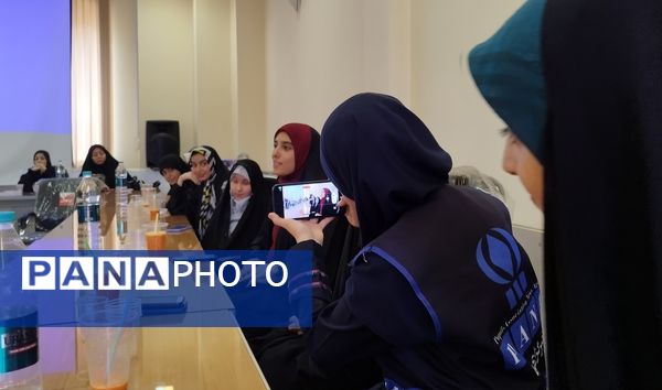 نشست صمیمانه فرماندار اصفهان با دانش آموز خبرنگاران پانای استان اصفهان به مناسبت روز خبرنگار