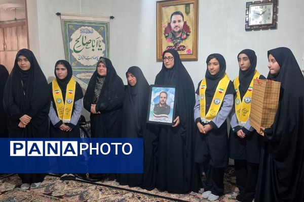 دیدار دانش آموزان فرزانگان با خانواده شهید صفری علمدار