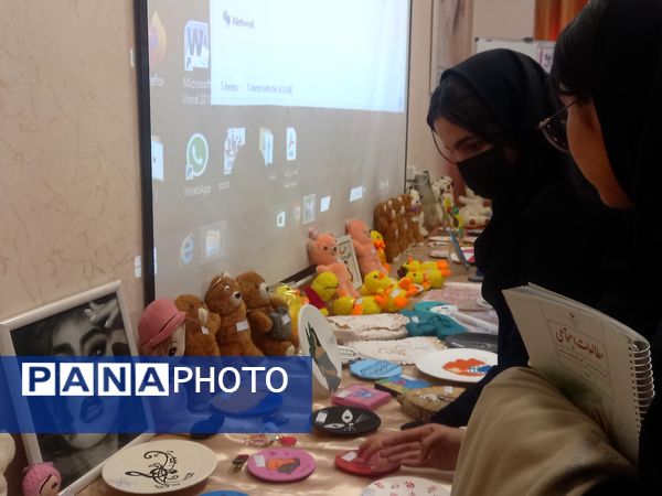 نمایشگاه مدرسه آرمانی هنر آسمانی در دبیرستان فرهنگ مرحوم فخرایی