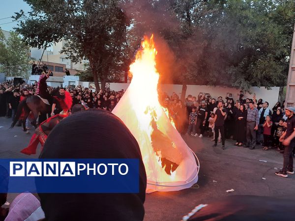 عشاق دلسوخته سیدالشهدا شام غریبان را با آتش زدن خیمه‌‌ها به پایان رساندند