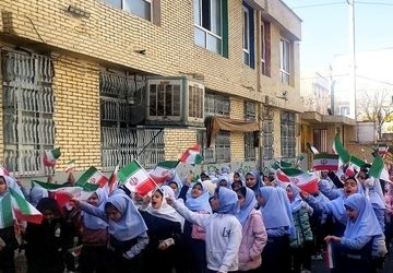 با اتحاد، پرچم کشورمان را با اقتدار بالا نگه می‌داریم