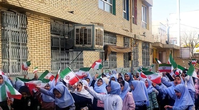 با اتحاد، پرچم کشورمان را با اقتدار بالا نگه می‌داریم