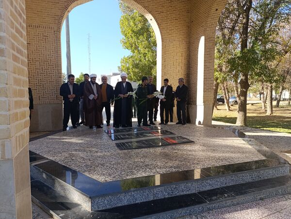 غبار روبی مزار شهدای گمنام شهرستان سلطانیه 