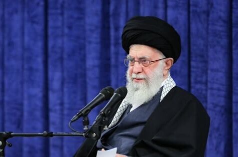 جمعی از مسئولان نظام و سفرای کشورهای اسلامی با رهبر انقلاب دیدار کردند
