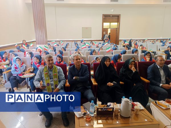 جشن عاطفه‌ها با تقسیم مهر و مهربانی در دبستان آرمینه مصلی نژاد 