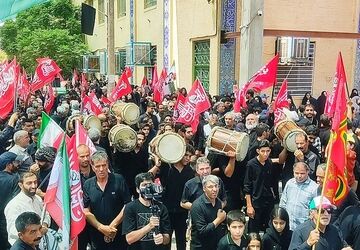 خادمان بی‌صدای کربلا در خیابان‌های شهر یزد؛ خادمانی که راهِ خدمت را جارو می‌زنند