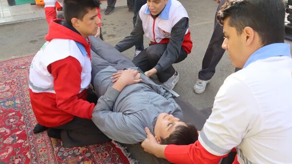 برگزاری مانور متمرکز استانی زلزله و ایمنی همزمان با سراسر کشور در مدرسه نیکان ناحیه 2 کرج 