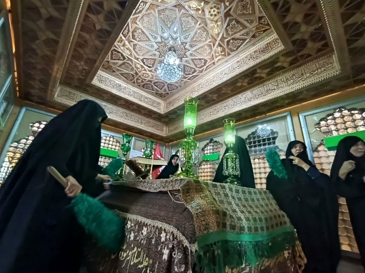 مراسم غبار روبی و زیارت ضریح مطهر سلطانعلی ابن امام محمد باقر (ع) در کربلای ایران 