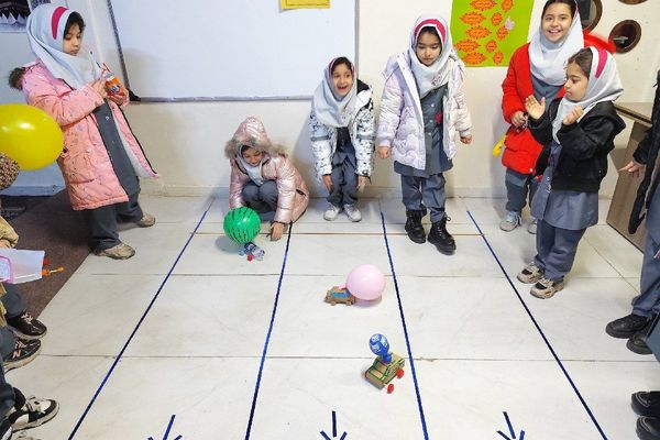 رقابت هیجان انگیز ماشین های بادکنکی در دبستان سارا شهرستان ملارد