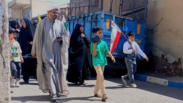 پیاده‌روی خانوادگی روستاییان «صرم» قم به‌مناسبت هفته دولت