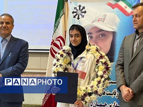 مراسم تجلیل از روشا اکبری برنده مدال طلای شطرنج مدارس جهان در شهرستان نیشابور 