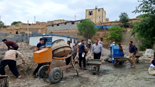 آغاز بتن‌ریزی مدرسه شهید ذوالفقاری در روستای احمد آباد