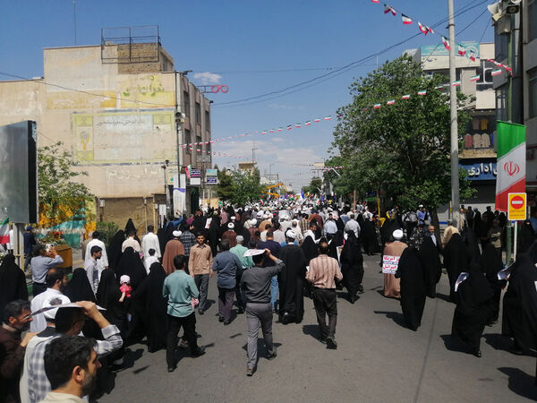 راهپیمایی نمازگزاران جمعه قم در حمایت از عملیات وعده صادق و طرح نور