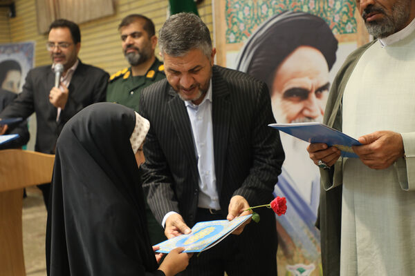 تجلیل از دانش‌آموزان برگزیده پویش «شهید من» در قم