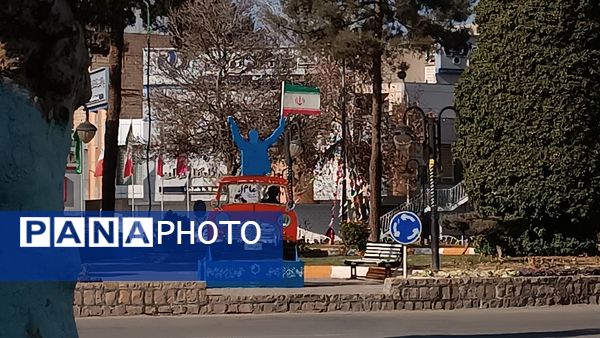 تزئین و فضا آرایی شهر نیشابور به‌مناسبت آغاز دهه فجر 