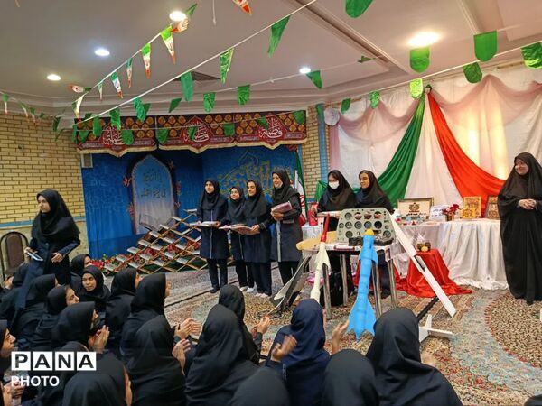 نمایشگاه خلاقیت های دانش آموزی در دبیرستان نفیسه فاضلی قم