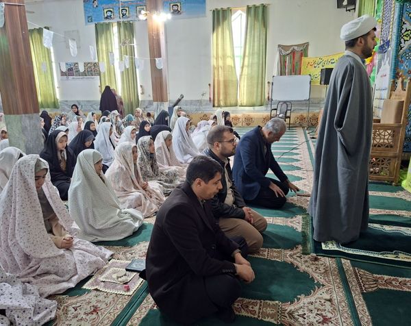 روز اول اعتکاف دانش‌آموزی با حال و هوای عبادت و راز و نیاز با خدا