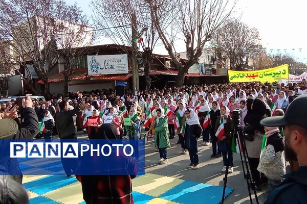 راهپیمایی یوم‌الله ۲۲بهمن با حضور گسترده مردم و نهادها در بانه