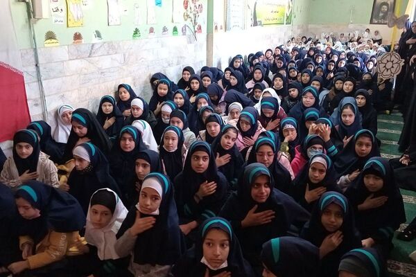 مراسم دهه فجر با حضور پرچم متبرک امام حسین (ع) در مدرسه شهدای قلعه سین