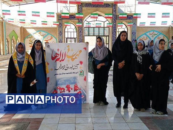 مراسم غبارروبی گلزار شهدا با حضور دانش‌آموزان و خانواده‌های شهدا