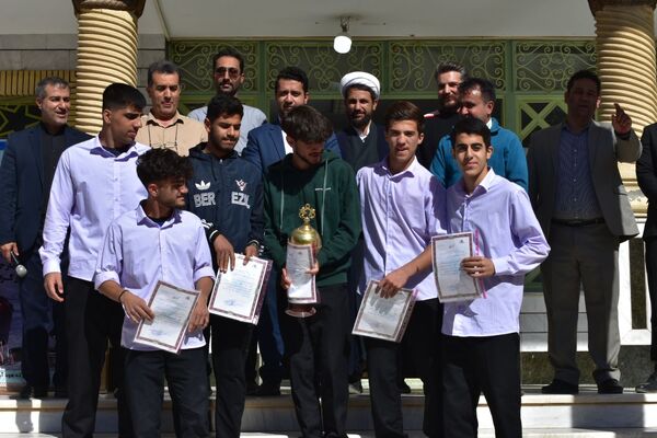 جشن روز دانش‌آموز در دبیرستان امام خمینی (ره) با حضور مسئولان، ورزشکاران و هنرمندان برگزار شد