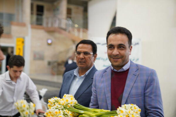 بازگشت دانش‌آموزان اعزامی به سفر عمره مفرده و استقبال خانواده ها در  فرودگاه بین المللی شهید بهشتی اصفهان 